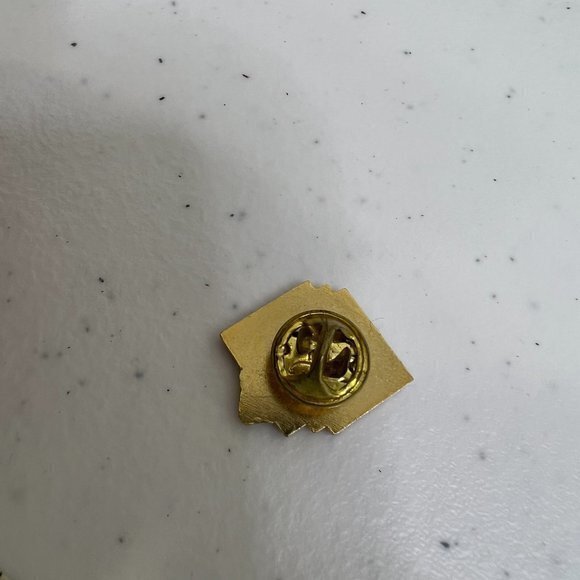 Washington Enamel Pin Mountains Deer State Travel Souvenir Red Lapel Pin Small - Picture 4 of 6